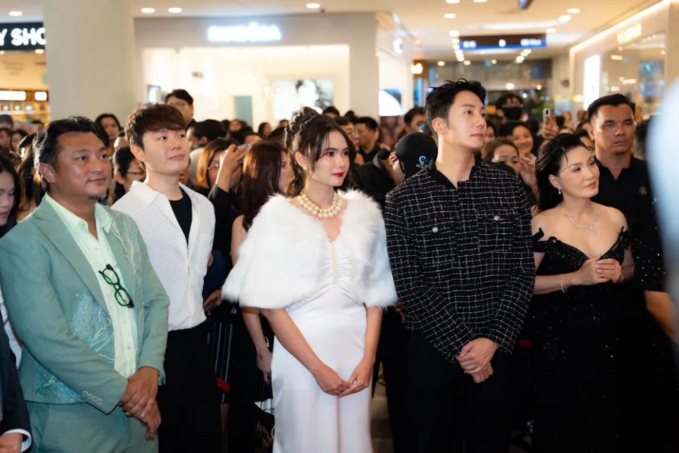 Nam diễn viên Hàn Quốc Jung Il woo (thứ 2 từ phải qua) được đông đảo khán giả chào đón tại buổi ra mắt phim 