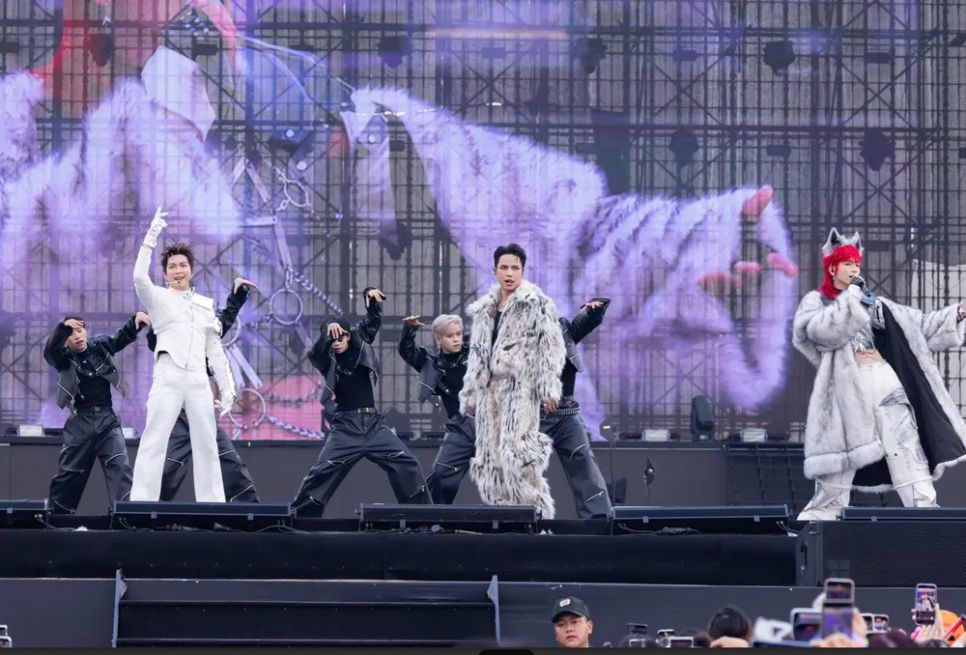 Các nghệ sĩ trong set diễn “Sân khấu trình diễn cá nhân” Các nghệ sĩ trong set diễn “Sân khấu trình diễn cá nhân”