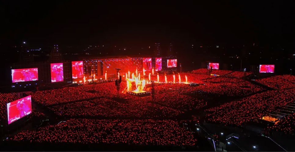 Gần 90.000 khán giả quy tụ trong đại nhạc hội Y-Concert Gần 90.000 khán giả quy tụ trong đại nhạc hội Y-Concert