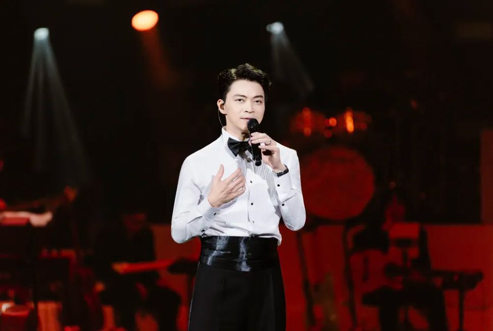 Lân Nhã vừa hát vừa dẫn dắt chương trình