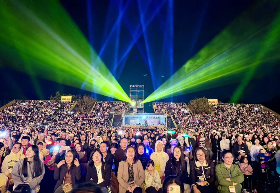 Tối 20-12, đông đảo người dân tới chứng kiến lễ nhận bằng Tối 20-12, đông đảo người dân tới chứng kiến lễ nhận bằng