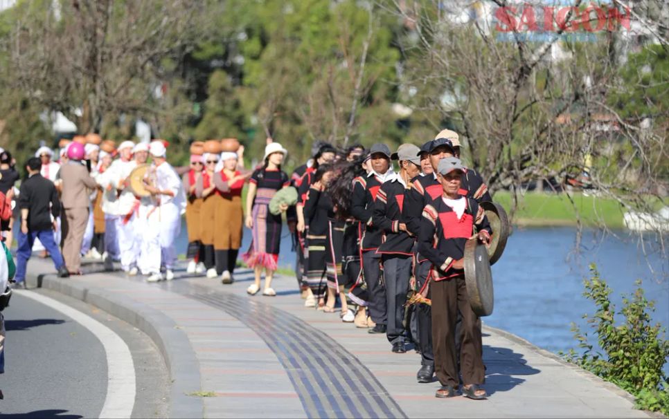 Các đoàn nghệ nhân trình diễn quanh hồ Xuân Hương. Ảnh: ĐOÀN KIÊN