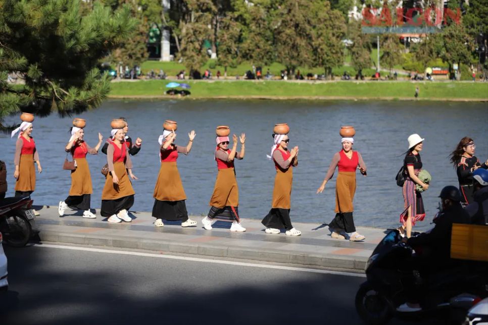 Đoàn nghệ nhân xã Bắc Bình, tỉnh Lâm Đồng với trang phục Chăm truyền thống đi trên đường Trần Quốc Toản. Ảnh: ĐOÀN KIÊN