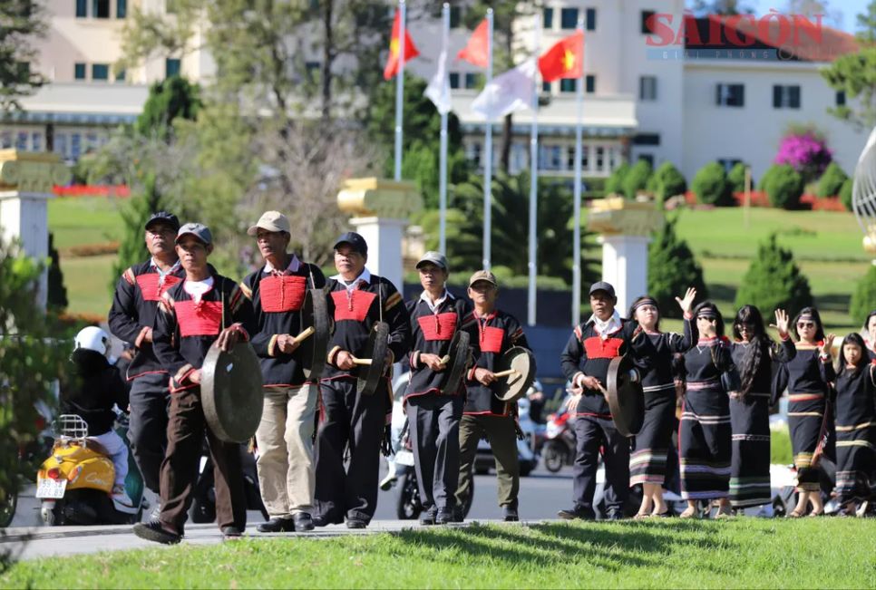 Đoàn nghệ nhân xã Cư Jút, tỉnh Lâm Đồng trình diễn qua khu vực nhà hàng thuỷ tạ Đà Lạt. Ảnh: ĐOÀN KIÊN