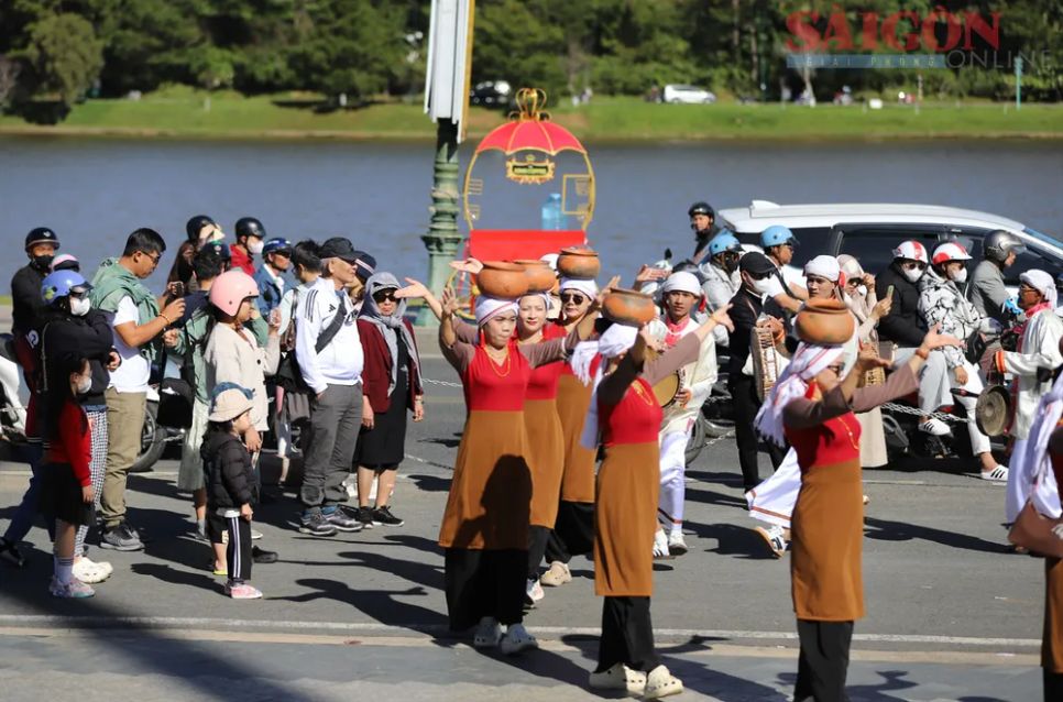 Hoạt động thu hút đông đảo du khách cùng tham gia. Ảnh: ĐOÀN KIÊN