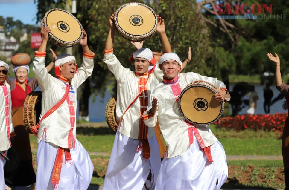 Những gam màu sặc sỡ, sôi động được các nghệ nhân trình diễn trên đường phố Đà Lạt. Ảnh: ĐOÀN KIÊN