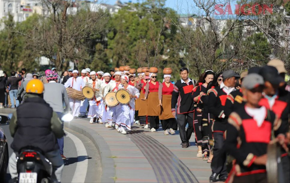 Sôi động màn trình diễn cồng chiêng giữa trung tâm Đà Lạt