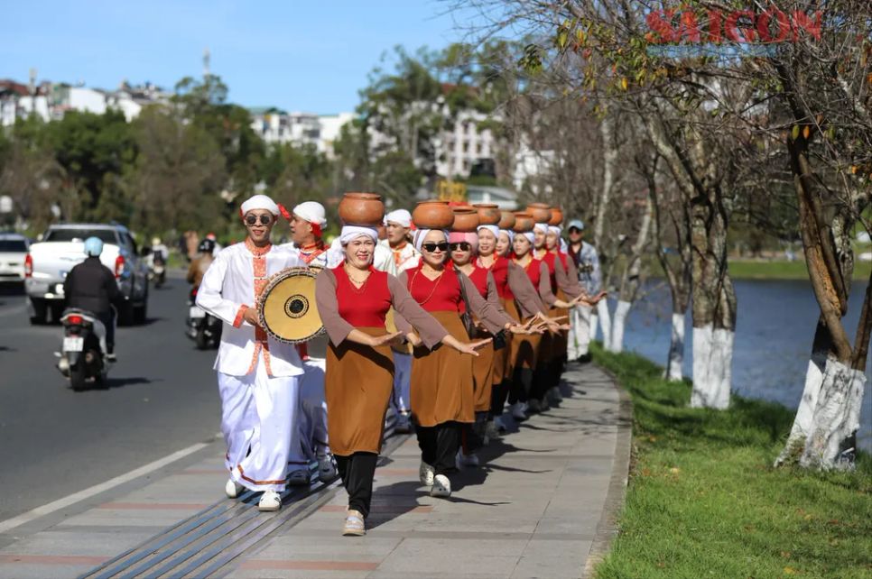 Sôi động màn trình diễn cồng chiêng giữa trung tâm Đà Lạt