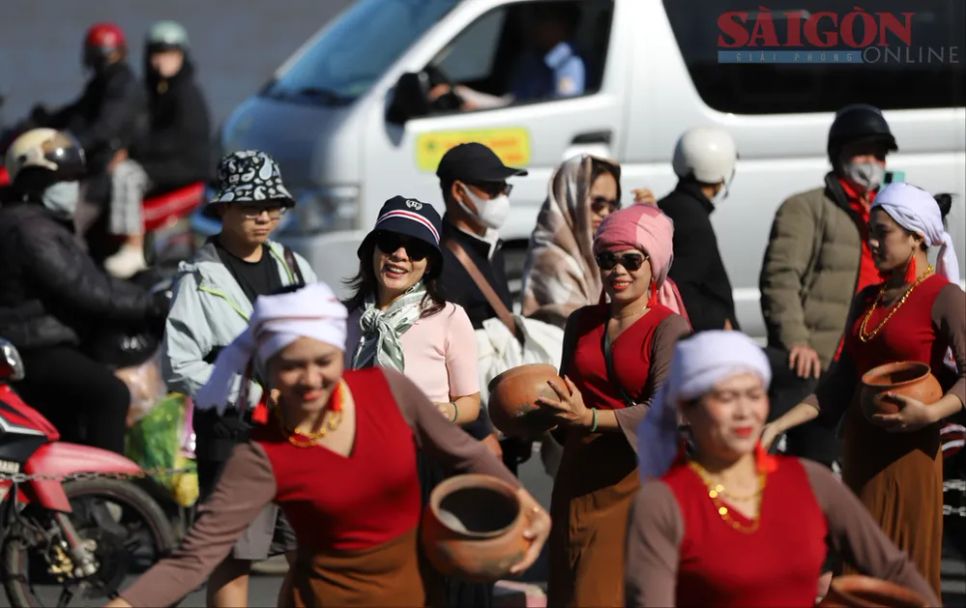 Sôi động màn trình diễn cồng chiêng giữa trung tâm Đà Lạt