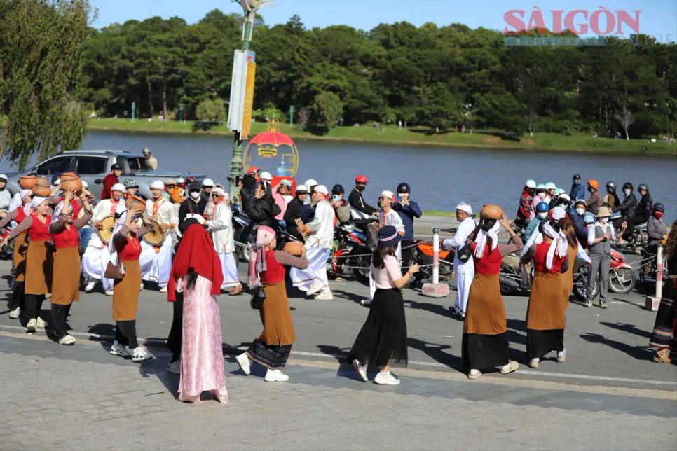 Sôi động màn trình diễn cồng chiêng giữa trung tâm Đà Lạt