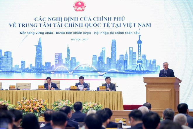 Phó Thủ tướng Thường trực Chính phủ Nguyễn Hòa Bình giới thiệu về các nghị định của Chính phủ triển khai Nghị quyết số 222/2025/QH15 của Quốc hội về Trung tâm Tài chính quốc tế tại Việt Nam. Ảnh: VGP/Nhật Bắc