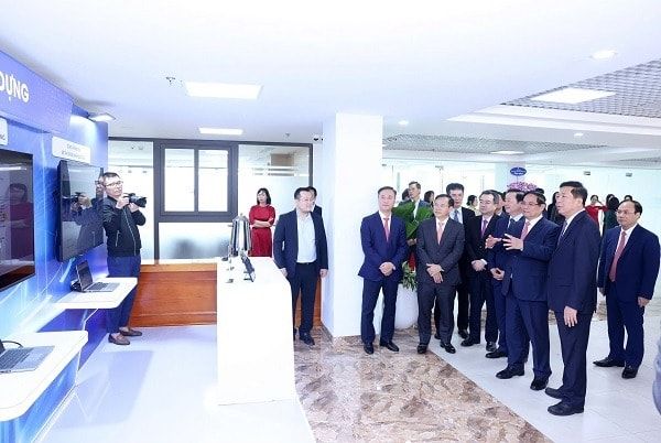 Thủ tướng tham quan mô hình chuyển đổi số tại Bộ Xây dựng. Ảnh: Tạ Hải