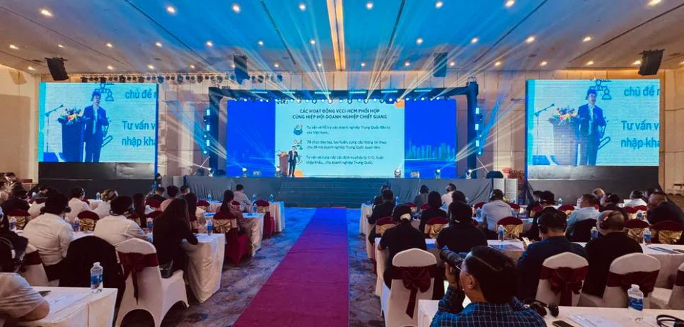 Diễn đàn “Hành trình phát triển và chia sẻ kinh nghiệm cho doanh nghiệp Trung Quốc tại Việt Nam”, chiều 21-12. Ảnh: ĐÌNH DƯ
