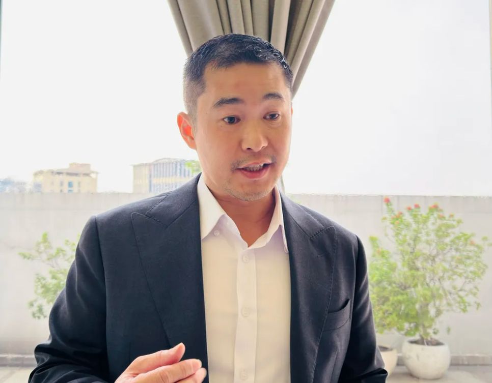 Ông Liêu Vĩ Minh chia sẻ với phóng viên bên lề diễn đàn. Ảnh: ĐÌNH DƯ