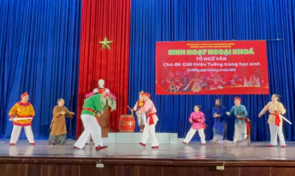 Các nghệ sĩ chuyên nghiệp của Nhà hát tuồng Nguyễn Hiển Dĩnh (TP Đà Nẵng) biểu diễn trích đoạn tuồng “Trần Quốc Toản về mẹ và ra quân”