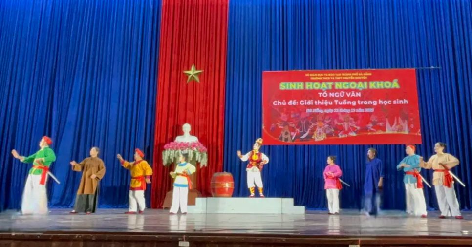 Các nghệ sĩ Nhà hát tuồng Nguyễn Hiển Dĩnh biểu diễn trích đoạn tuồng 