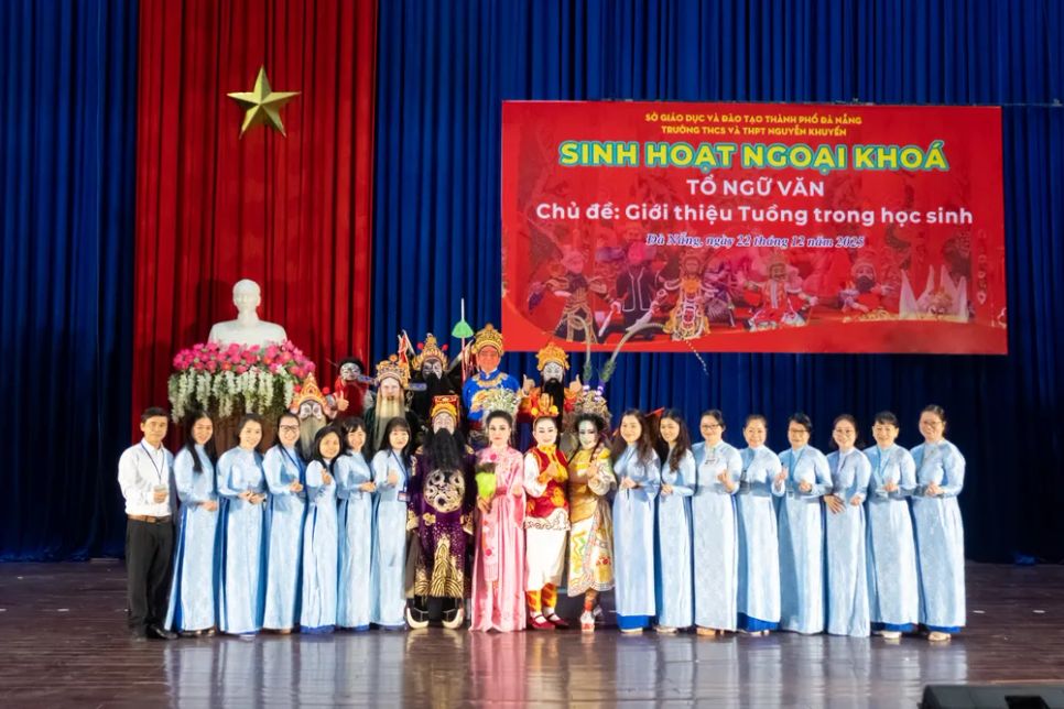 Các thầy cô và các nghệ sĩ chụp ảnh lưu niệm sau buổi biểu diễn tại nhà trường