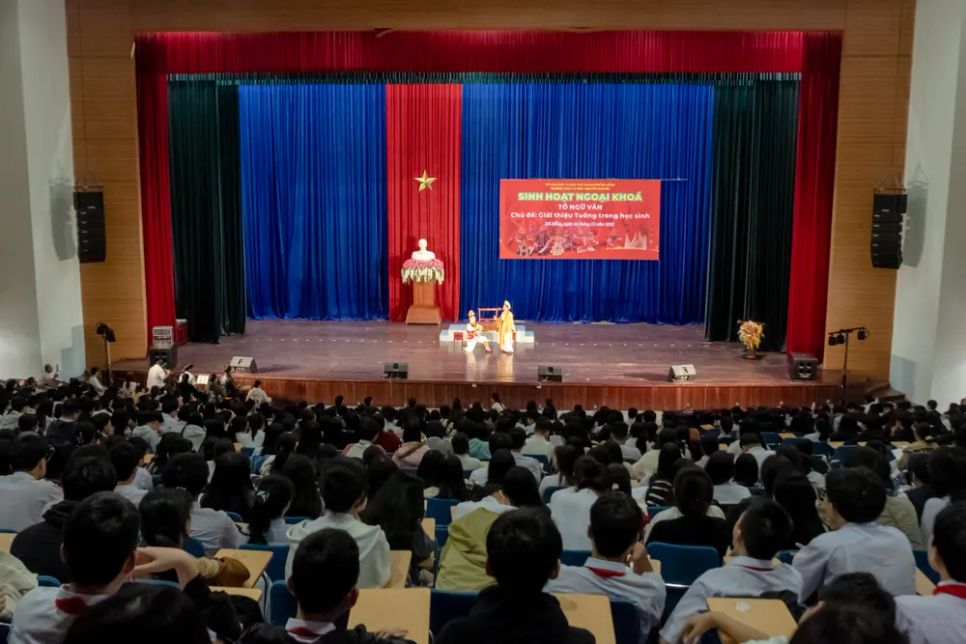 Gần 1.000 học sinh và thầy cô xem trích đoạn tuồng do các nghệ sĩ chuyên nghiệp Nhà hát tuồng Nguyễn Hiển Dĩnh biểu diễn