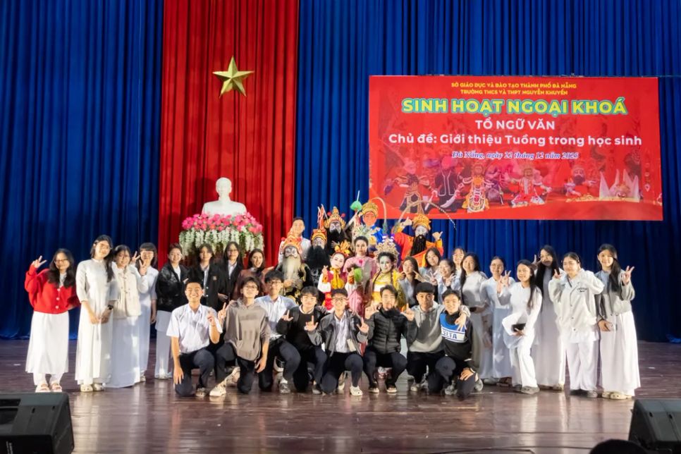 Học sinh hào hứng xem và chụp ảnh lưu niệm cùng với các nghệ sĩ tuồng