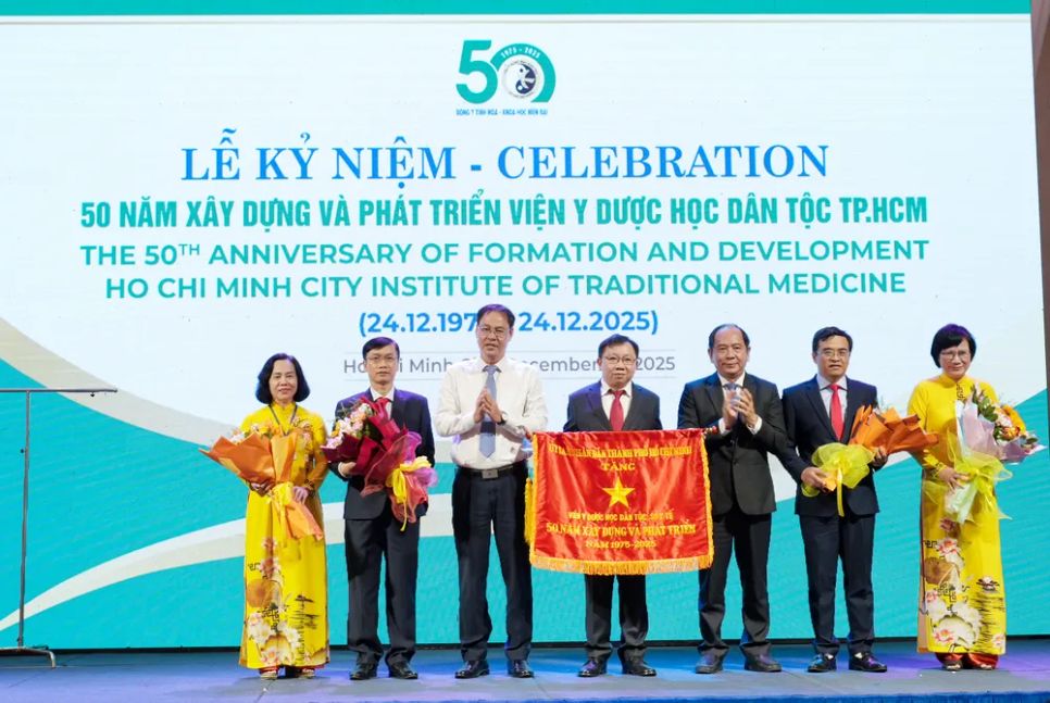 Đồng chí Nguyễn Thành Trung, Phó Chủ tịch Thường trực Ủy ban MTTQ Việt Nam TPHCM tặng cờ thi đua cho Viện Y Dược học Dân tộc TPHCM Đồng chí Nguyễn Thành Trung, Phó Chủ tịch Thường trực Ủy ban MTTQ Việt Nam TPHCM tặng cờ thi đua cho Viện Y Dược học Dân tộc TPHCM