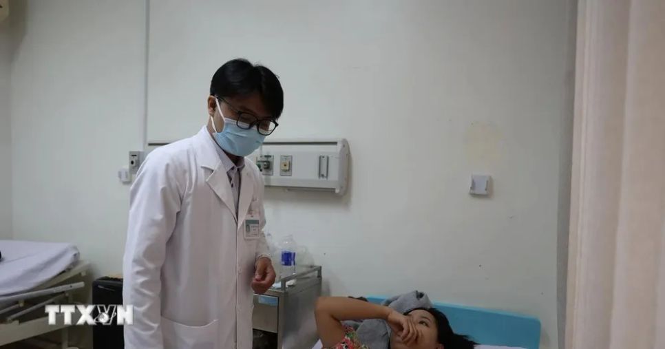 Hàng chục người ngộ độc thực phẩm nghi do ăn bánh mỳ tại TPHCM