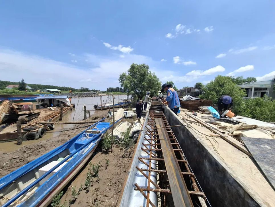 Dự án đầu tư xây dựng khu neo đậu tránh trú bão và bến cá Cái Cùng vướng mặt bằng nên thi công chậm tiến độ