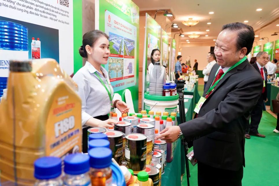 Các doanh nghiệp xanh trưng bày giới thiệu sản phẩm bên lề buổi lễ. Ảnh: HOÀNG HÙNG