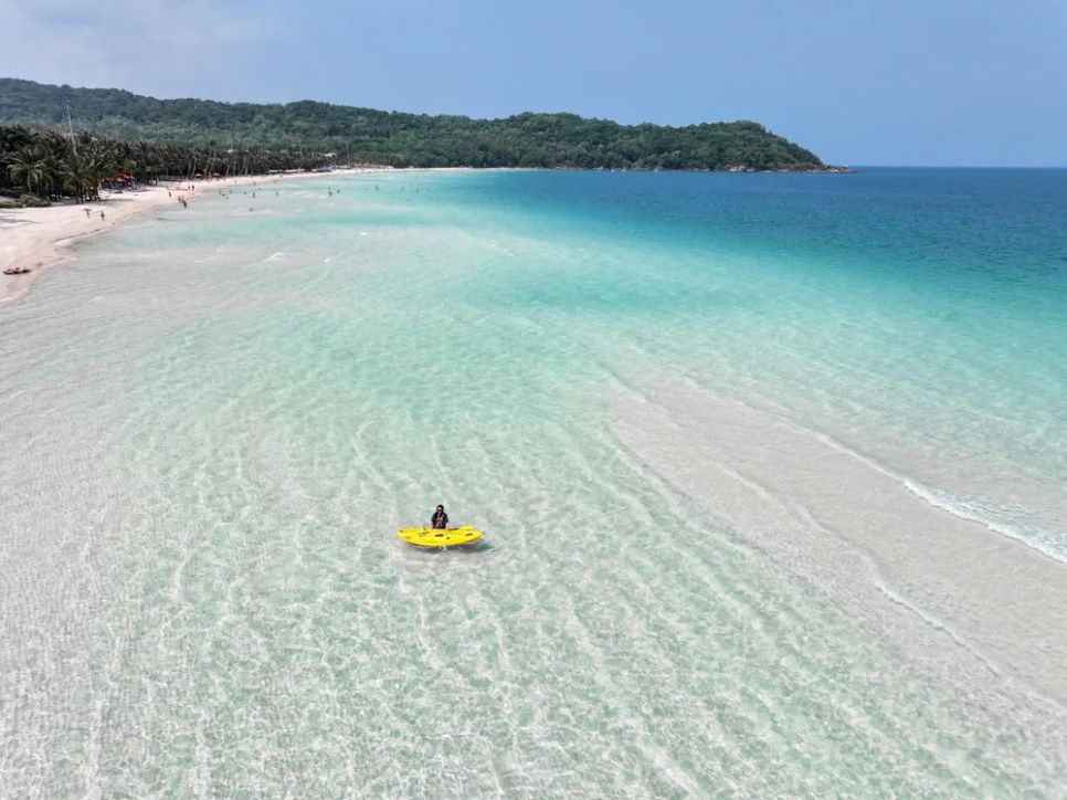 Vẻ đẹp thiên nhiên hiếm có của Bãi Kem là điểm check-in hoàn hảo cho những bức ảnh du lịch ấn tượng. Ảnh: <span style=