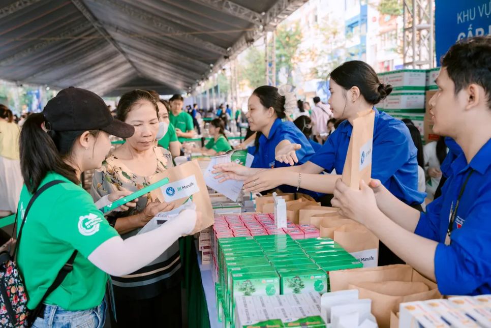 Người dân được phát thuốc theo đơn và được tặng quà tại sự kiện. Ảnh: <span style=