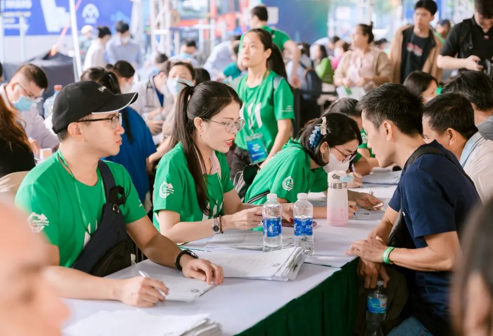 Tư vấn viên Manulife hỗ trợ người dân tại sự kiện. Ảnh: <span style=