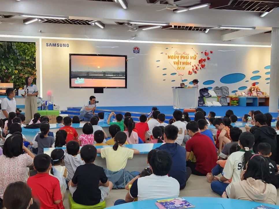 Các em nhỏ xem phim, tương tác làm thí nghiệm tại Liên hoan phim khoa học thường niên tại TPHCM Ảnh: VĂN TUẤN