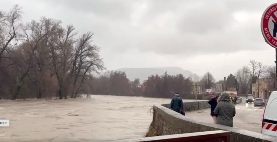 Mực nước dâng cao của sông Herault chảy xiết qua thị trấn Laroque của Pháp. Ảnh : MSN