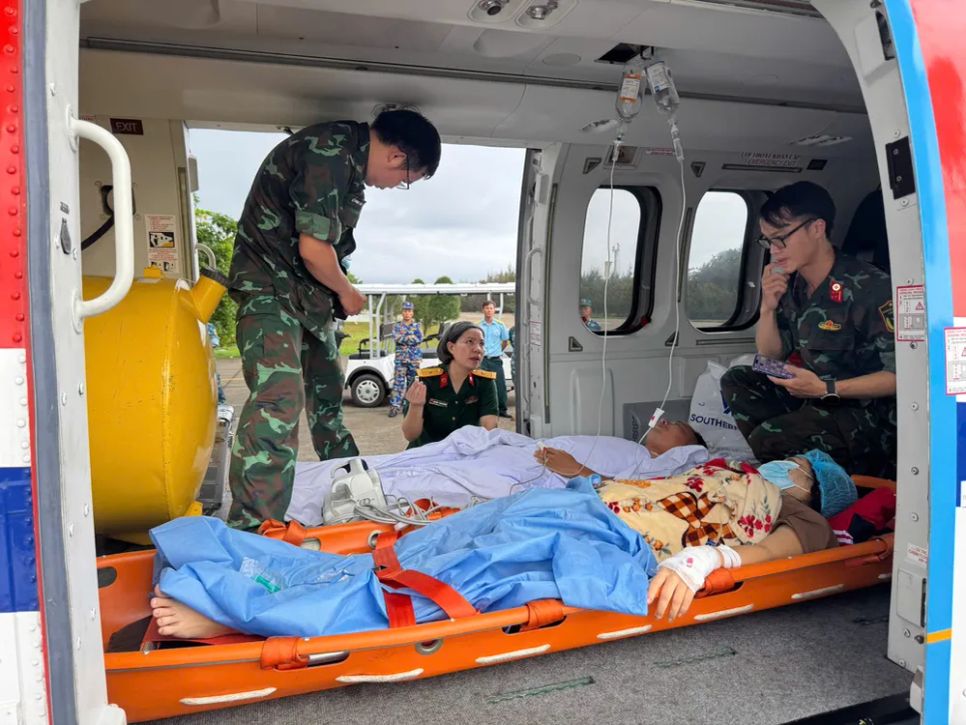 Tổ quân y chăm sóc các bệnh nhân Tổ quân y chăm sóc các bệnh nhân