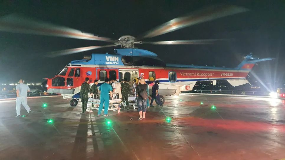 Trực thăng hạ cánh đưa bệnh nhân vào bệnh viện cấp cứu Trực thăng hạ cánh đưa bệnh nhân vào bệnh viện cấp cứu