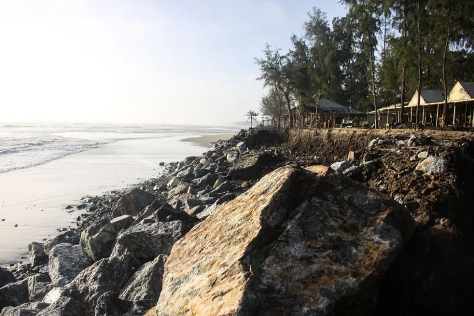 Cần có giải pháp để chống sạt lở tại bãi biển xã Tịnh Khê. Ảnh: NGUYỄN TRANG