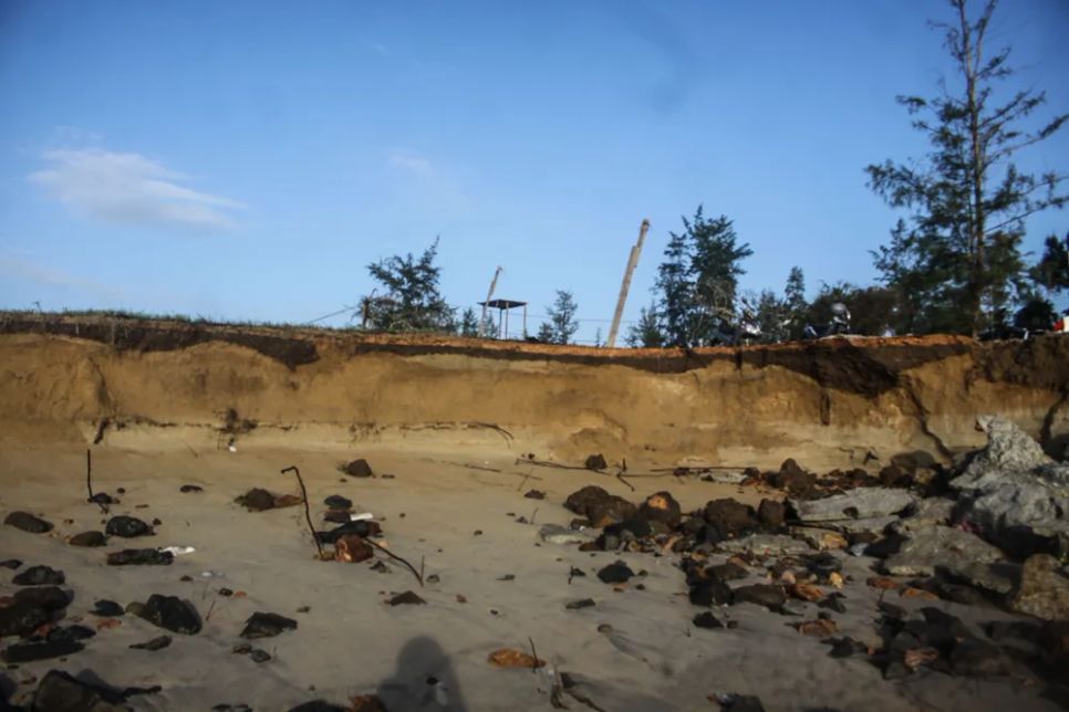 Nhiều đoạn dọc bãi biển Mỹ Khê bị sóng đánh. Ảnh: NGUYỄN TRANG