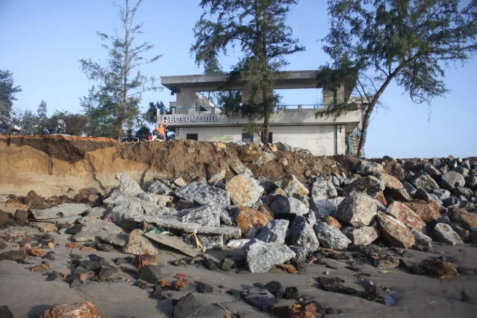 Sạt lở đe dọa 