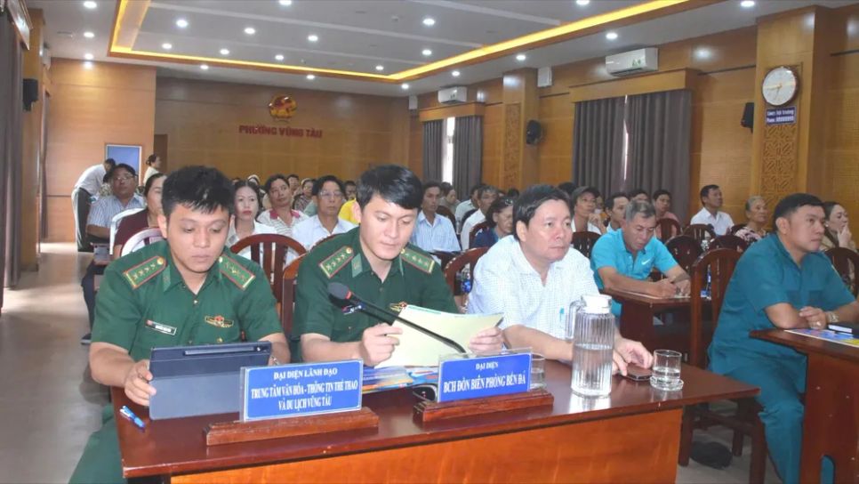 Đông đảo cán bộ, công chức, lực lượng vũ trang, cán bộ khu phố, chủ tàu cá, thuyền trưởng trên địa bàn phường Vũng Tàu tham dự hội nghị tập huấn