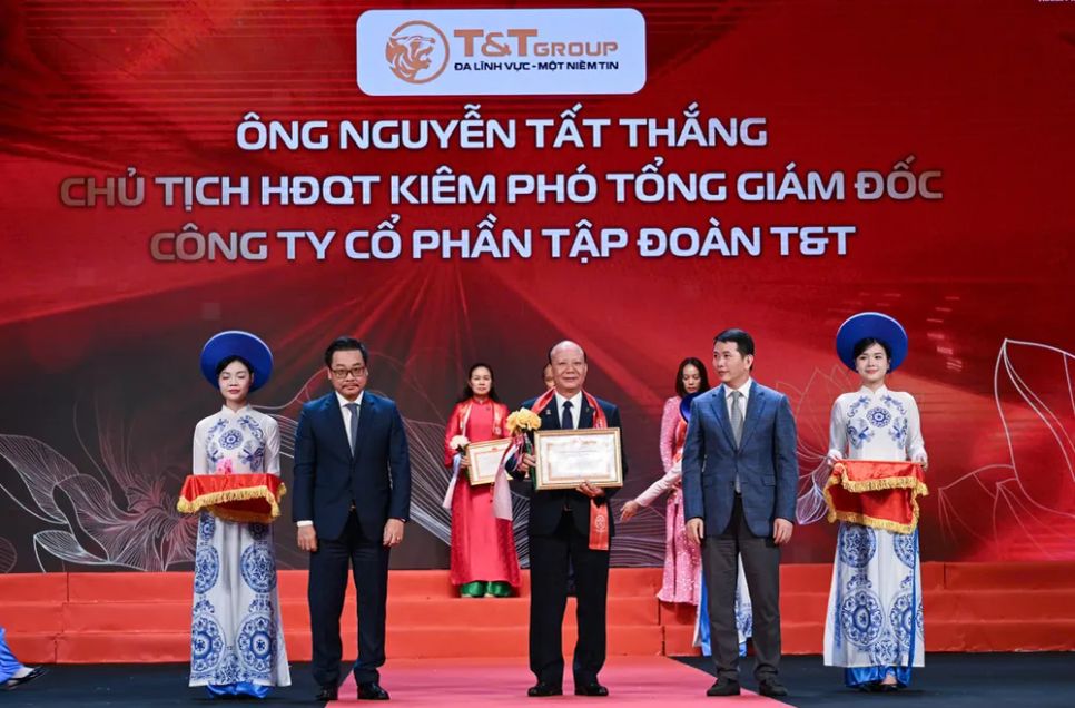 Ông Nguyễn Tất Thắng, Chủ tịch HĐQT T&T Group nhận Bằng khen của UBND TP Hà Nội