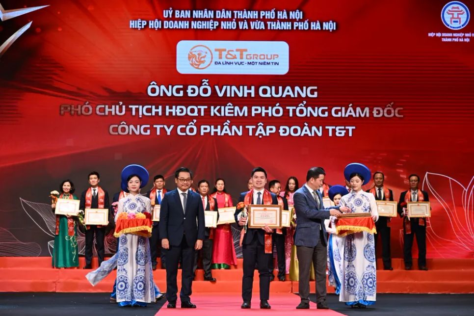 Phó Chủ tịch HĐQT T&T Group Đỗ Vinh Quang nhận Bằng khen của Chủ tịch UBND TP Hà Nội