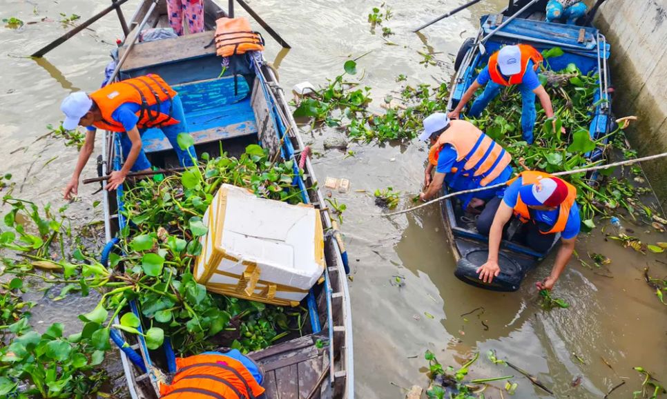 Các lực lượng ra quân vớt rác trên sông, kênh rạch trên địa bàn TP Cần Thơ
