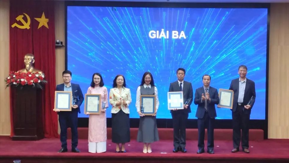 Trao giải cho các đơn vị đoạt giải Ba