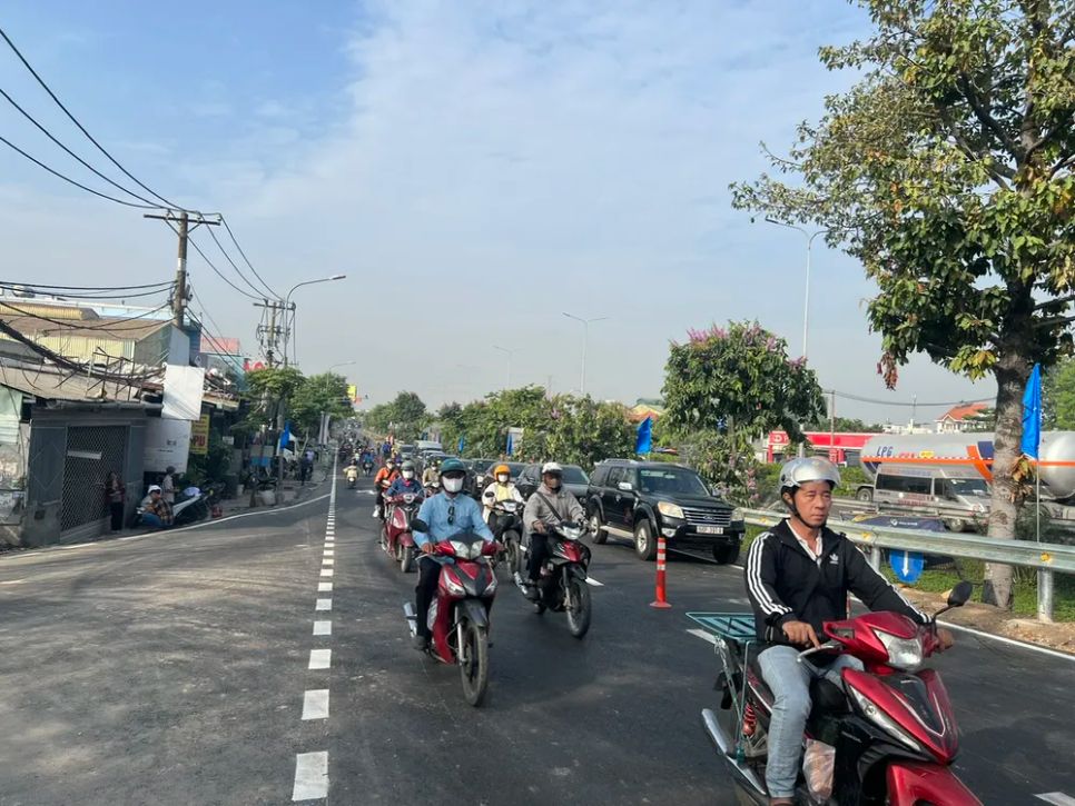 Thông xe cầu Bình Phước 1 sau 2 tháng thi công nâng tĩnh không