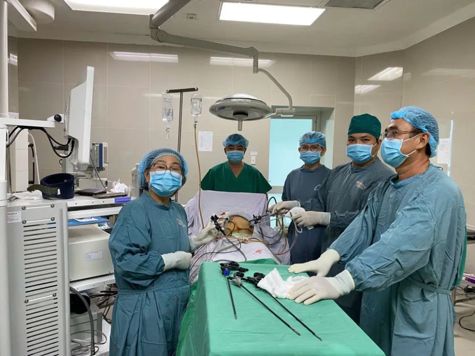 Ekip Khoa Ngoại Tổng quát – Bệnh viện Đa khoa Vĩnh Long thực hiện ca phẫu thuật nội soi cắt u mạc treo ruột khổng lồ cho bệnh nhân