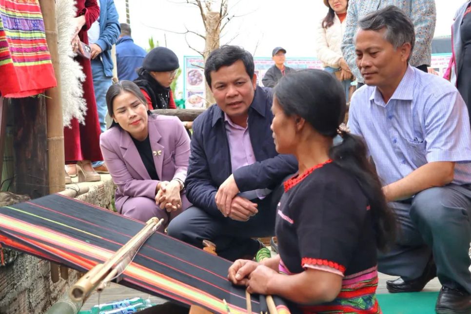 Phó Bí thư Tỉnh ủy Nguyễn Đức Tuy cùng lãnh đạo Sở VH-TT-DL thăm hỏi nghệ nhân