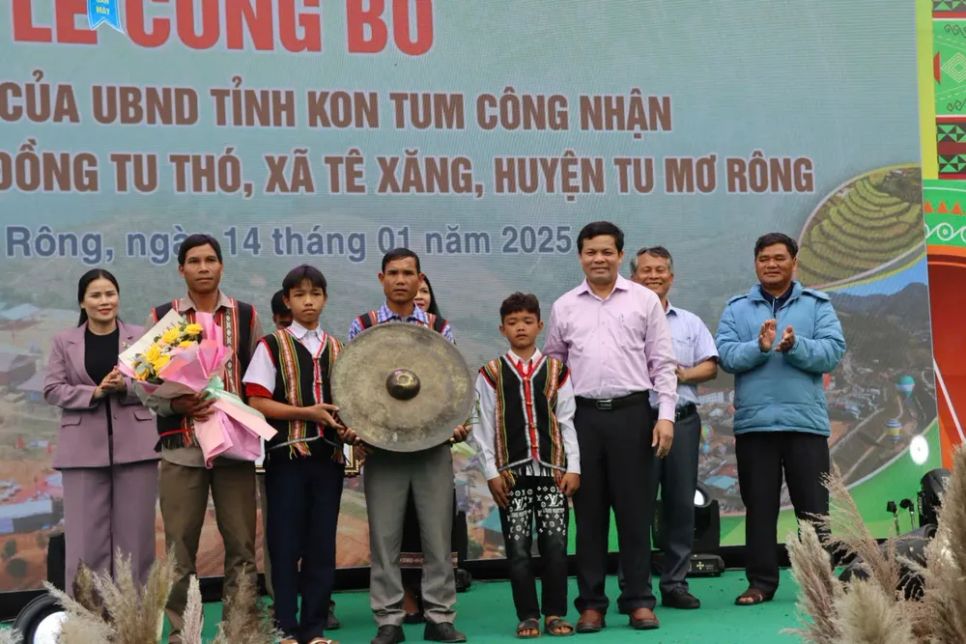 Phó Bí thư Tỉnh ủy Nguyễn Đức Tuy dự lễ ra mắt Làng du lịch cộng đồng Tu Thó và trao tặng chiêng quý để bà con có điều kiện làm du lịch cộng đồng