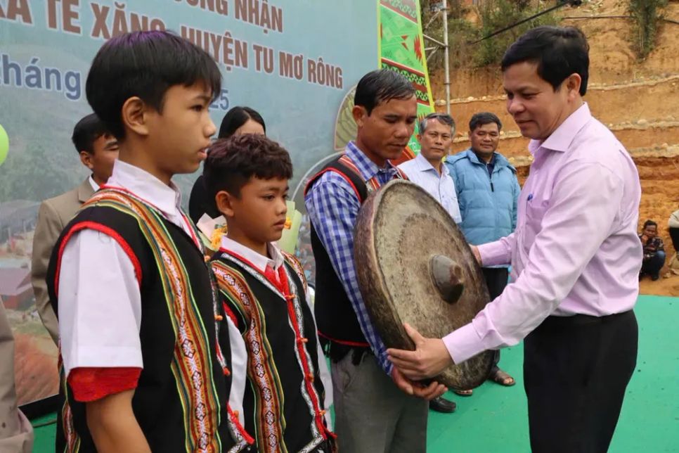 Phó Bí thư Tỉnh ủy Nguyễn Đức Tuy trao tặng chiêng quý cho người dân làm du lịch cộng đồng <br>