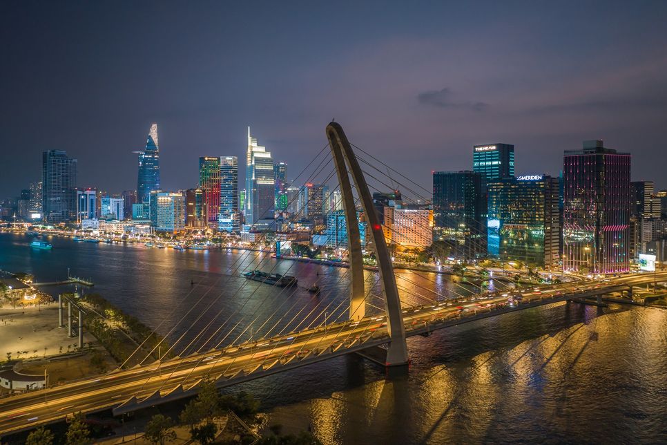 Cầu Ba Son được khởi công năm 2018 và chính thức thông xe vào năm 2022, với tổng mức đầu tư hơn 3.100 tỷ đồng. Cây cầu dài khoảng 1,5 km, bắc qua sông Sài Gòn, kết nối trực tiếp quận 1 (trước đây) với khu Thủ Thiêm. Không chỉ rút ngắn thời gian di chuyển giữa trung tâm hiện hữu và khu đô thị mới Thủ Thiêm, cầu Ba Son còn đóng vai trò trục kết nối chiến lược trong quá trình giãn dân, tái cấu trúc không gian đô thị và hình thành trung tâm tài chính – sáng tạo phía Đông TP.HCM. Ảnh: Văn Trung.