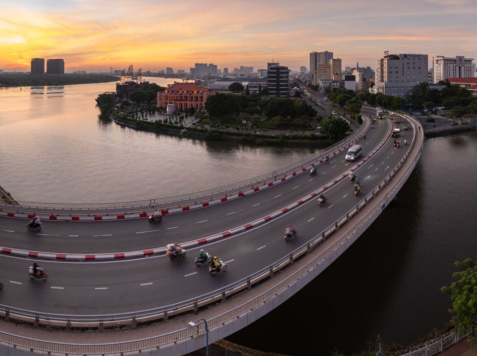 Cầu Khánh Hội mang dáng dấp của một cây cầu cũ nhưng giữ vai trò đặc biệt trong hệ thống giao thông trung tâm. Nối phường Sài Gòn và phường Khánh Hội, cây cầu gắn liền với đời sống lao động, buôn bán và sinh hoạt của cư dân đô thị suốt nhiều thập niên. Không hào nhoáng, Khánh Hội đại diện cho lớp hạ tầng nền tảng, nơi mỗi ngày hàng vạn lượt xe qua lại, âm thầm duy trì nhịp sống kinh tế của khu vực trung tâm.