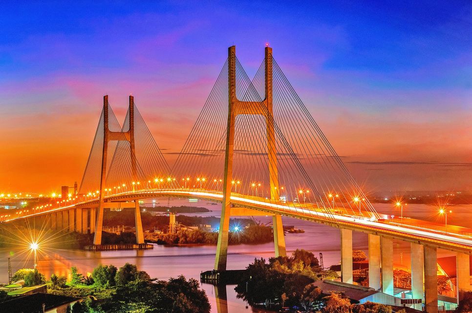 Cầu Phú Mỹ là trục kết nối chiến lược của khu Nam, nối quận 7 với Thủ Đức (trước đây) và hệ thống cảng biển lớn nhất thành phố. Với quy mô lớn và thiết kế dây văng, cầu thể hiện rõ vai trò hạ tầng công nghiệp – logistics. Đây không chỉ là cây cầu giao thông, mà là “động mạch” vận chuyển hàng hóa, góp phần giảm tải cho khu vực trung tâm và thúc đẩy chuỗi cung ứng của vùng đô thị mở rộng. Ảnh: Nguyễn Đào Ngọc Thảo.